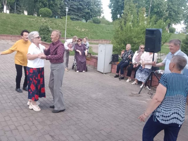 Танцплощадка в Клецке